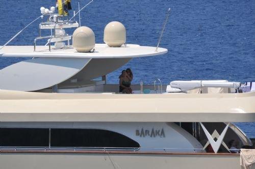 Bikinili Sibel Can'a kızı siper oldu - Resim 27