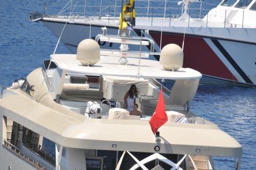 Bikinili Sibel Can'a kızı siper oldu - Resim 18