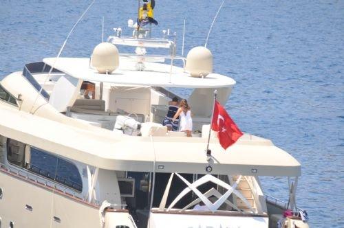 Bikinili Sibel Can'a kızı siper oldu - Resim 15