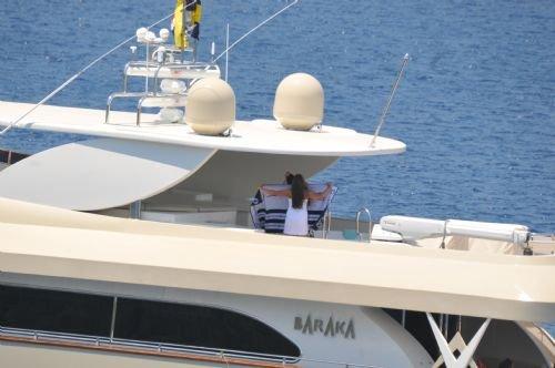 Bikinili Sibel Can'a kızı siper oldu - Resim 24