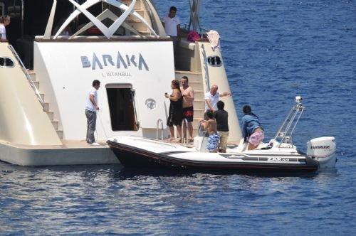 Bikinili Sibel Can'a kızı siper oldu - Resim 33
