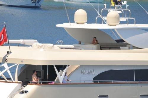 Bikinili Sibel Can'a kızı siper oldu - Resim 7
