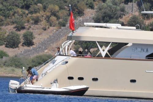 Bikinili Sibel Can'a kızı siper oldu - Resim 45