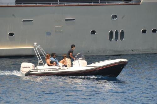 Bikinili Sibel Can'a kızı siper oldu - Resim 35