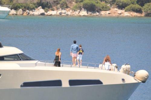 Bikinili Sibel Can'a kızı siper oldu - Resim 41