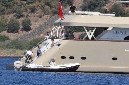 Bikinili Sibel Can'a kızı siper oldu - Resim 13