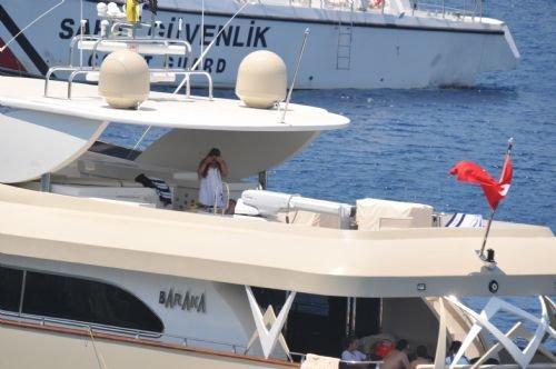 Bikinili Sibel Can'a kızı siper oldu - Resim 20