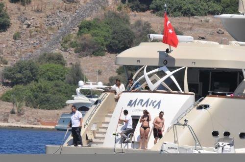 Bikinili Sibel Can'a kızı siper oldu - Resim 10