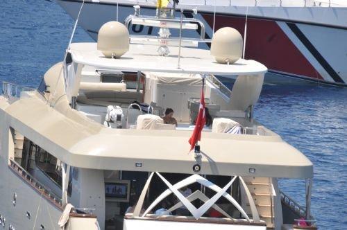 Bikinili Sibel Can'a kızı siper oldu - Resim 17