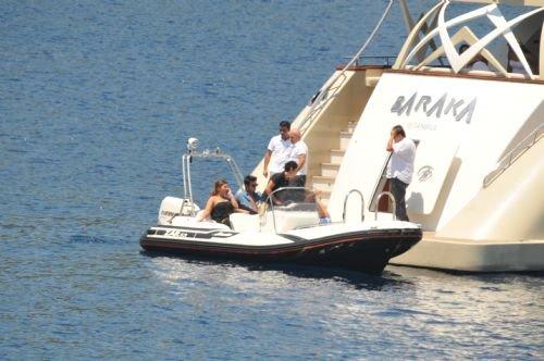 Bikinili Sibel Can'a kızı siper oldu - Resim 36