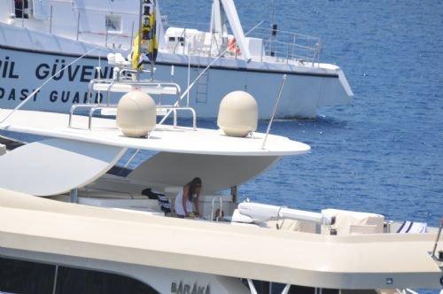 Bikinili Sibel Can'a kızı siper oldu - Resim 19