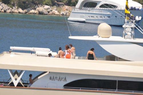 Bikinili Sibel Can'a kızı siper oldu - Resim 44