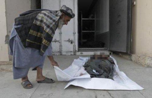 Suikastçinin cesedini meydanda teşhir ettiler