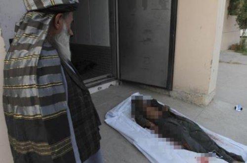 Suikastçinin cesedini meydanda teşhir ettiler