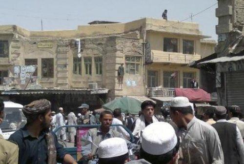 Suikastçinin cesedini meydanda teşhir ettiler