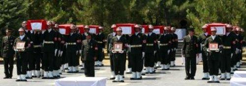 13 Şehit için Diyarbakır'da askeri tören - Resim 3