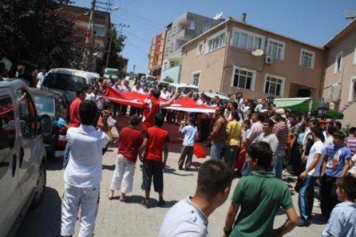 Türkiye şehitleri için sokağa döküldü