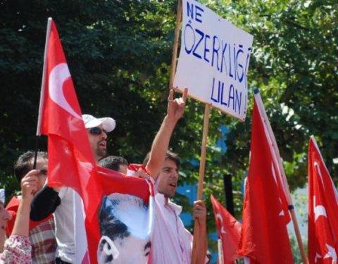 Türkiye şehitleri için sokağa döküldü