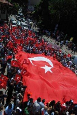 Türkiye şehitleri için sokağa döküldü