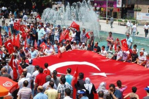 Türkiye şehitleri için sokağa döküldü