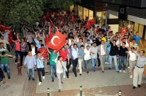 Türkiye şehitleri için sokağa döküldü