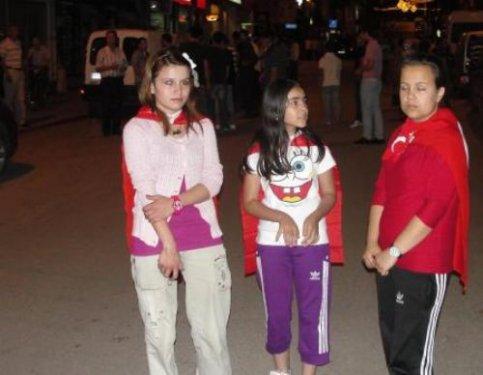 Türkiye şehitleri için sokağa döküldü