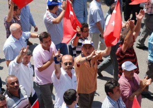 Türkiye şehitleri için sokağa döküldü