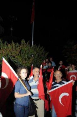 Türkiye şehitleri için sokağa döküldü