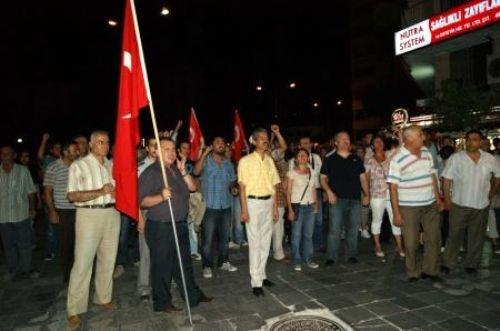 Türkiye şehitleri için sokağa döküldü