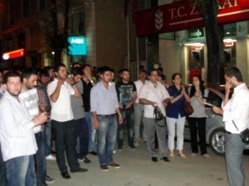 Türkiye şehitleri için sokağa döküldü