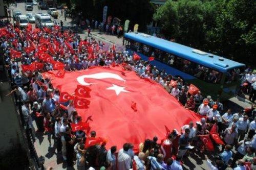 Türkiye şehitleri için sokağa döküldü