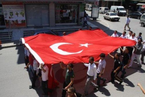 Türkiye şehitleri için sokağa döküldü