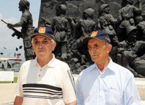 Türkiye şehitleri için sokağa döküldü