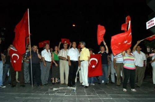 Türkiye şehitleri için sokağa döküldü