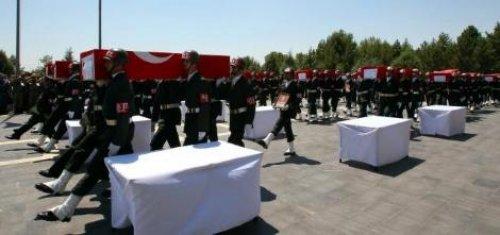 13 Şehit için Diyarbakır'da askeri tören - Resim 1