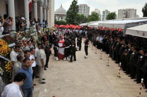 Şehit cenazesinde AKP'li Çelik'e tepki - Resim 1