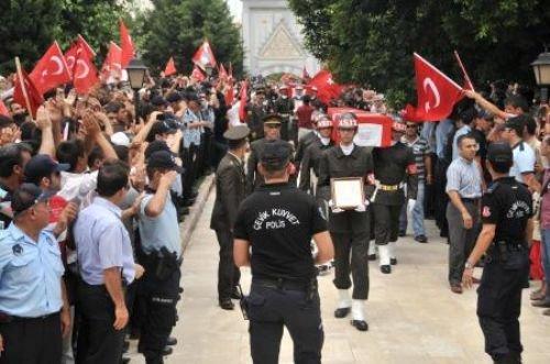 Şehit cenazesinde AKP'li Çelik'e tepki - Resim 3