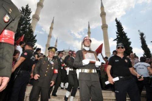 Şehit cenazesinde AKP'li Çelik'e tepki - Resim 21