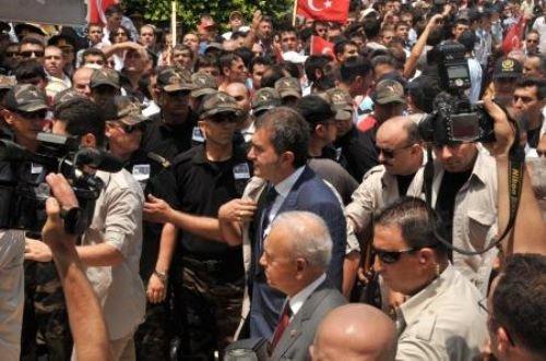 Şehit cenazesinde AKP'li Çelik'e tepki - Resim 4