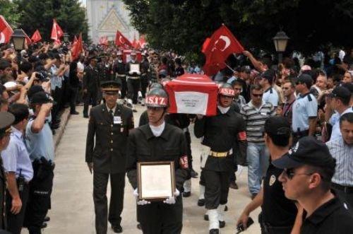 Şehit cenazesinde AKP'li Çelik'e tepki - Resim 2