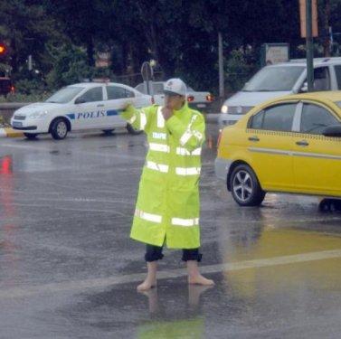Trafik polisinin görev aşkı