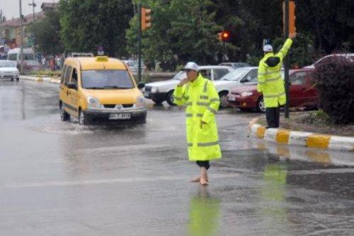 Trafik polisinin görev aşkı