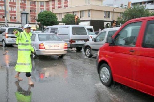 Trafik polisinin görev aşkı