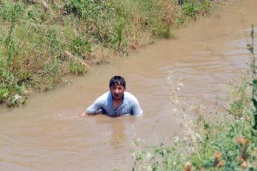 Erzincan'da baba su kanalında oğlunu aradı - Resim 5