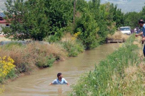 Erzincan'da baba su kanalında oğlunu aradı - Resim 7