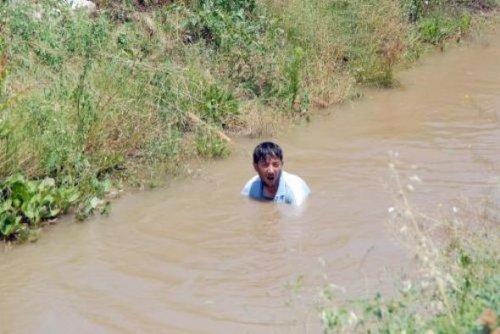 Erzincan'da baba su kanalında oğlunu aradı - Resim 6