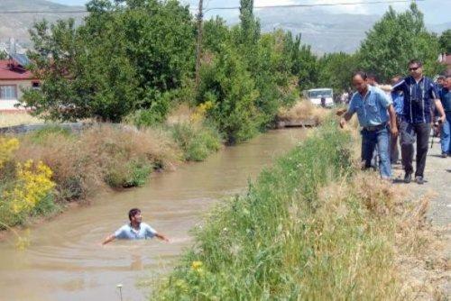 Erzincan'da baba su kanalında oğlunu aradı - Resim 13