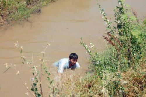 Erzincan'da baba su kanalında oğlunu aradı - Resim 3
