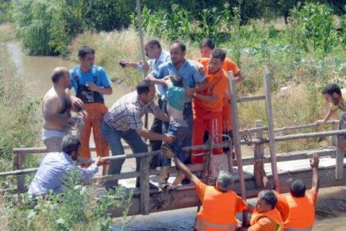 Erzincan'da baba su kanalında oğlunu aradı - Resim 12