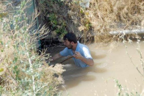 Erzincan'da baba su kanalında oğlunu aradı - Resim 8